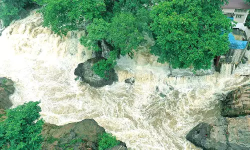 ஒகேனக்கல்லில் ஏற்பட்டுள்ள வெள்ள பெருக்கால் மெயின்அருவி மூழ்கியபடி தண்ணீர் ஆர்ப்பரித்து செல்வதை படத்தில் காணலாம்.