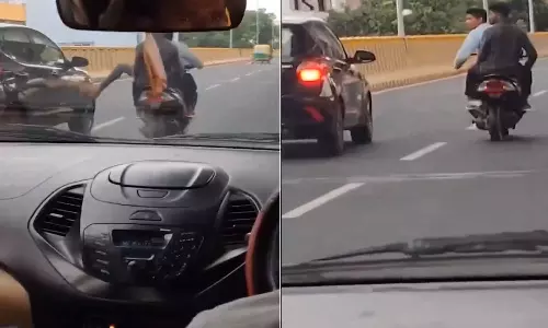 பைக்கில் வீலிங் சாகசம்... காரை எட்டி உதைத்து அராஜகத்தில் ஈடுபட்ட இளைஞர்கள் கைது