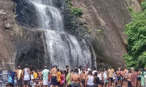 குற்றாலம் அருவிகளில் குதூகலமாக குளித்து மகிழும் சுற்றுலா பயணிகள்