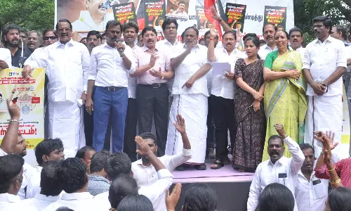 பட்ஜெட்டில் நிதி ஒதுக்காமல் புறக்கணிப்பு- தமிழகம் முழுவதும் தி.மு.க. ஆர்ப்பாட்டம்