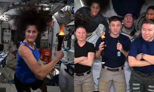 விண்வெளியில் ஒலிம்பிக்ஸ் கொண்டாட்டம்.. மினி ஜோதியை ஏந்திய சுனிதா வில்லியம்ஸ் - வீடியோ