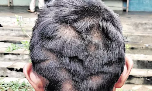 மாணவர்களுக்கு தாறுமாறாக முடிவெட்டிய ஆசிரியை சஸ்பெண்டு