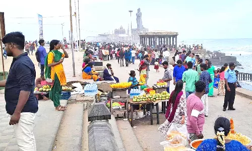 கன்னியாகுமரியில் குவிந்த சுற்றுலா பயணிகள்- களைகட்டிய கடற்கரை