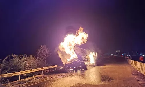 பூந்தமல்லி அருகே ரசாயன பொருட்களை ஏற்றியபோது தீப்பிடித்த லாரிகள்