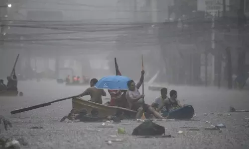 கனமழை எதிரொலி: சீனாவில் நிலச்சரிவில் சிக்கி 15 பேர் பலி