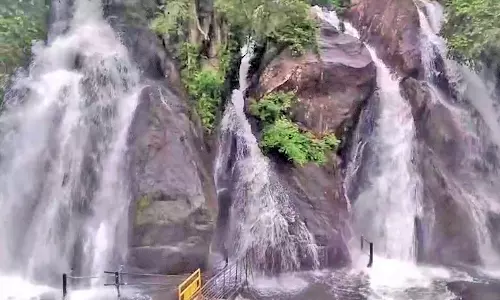 குற்றாலத்தில் சுற்றுலாப் பயணிகள் குளிக்க 2-வது நாளாக தடை