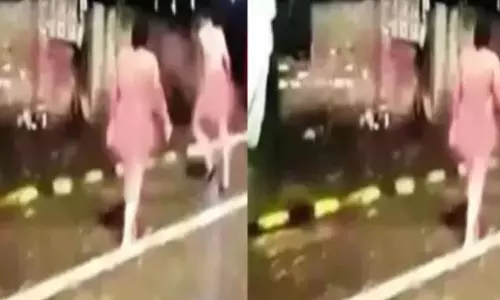 நள்ளிரவு 2 மணி - நடுரோட்டில் நிர்வாணமாக நடந்தபடி வாக்குவாதம் செய்த தம்பதி.. வீடியோவால் பரபரப்பு