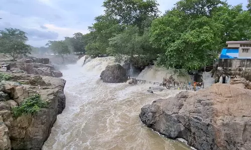 ஒகேனக்கல் காவிரி ஆற்றில் தண்ணீர் சீறிப்பாய்ந்து செல்வதை படத்தில் காணலாம்.