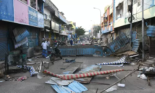 திருவொற்றியூரில் ஆக்கிரமிப்பு கடைகள் நள்ளிரவில் அகற்றம்