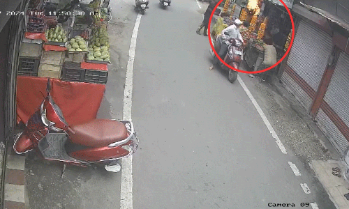 திருமணம் செய்து கொள்ள மறுத்த பெண் மீது தீ வைத்த நபர் - அதிர்ச்சி வீடியோ