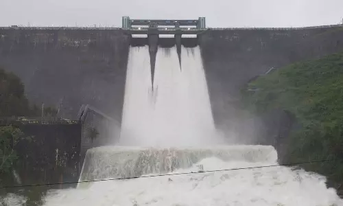 சோலையார் அணை நிரம்பியது- தண்ணீர் திறப்பு