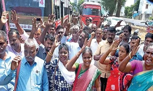 தொடக்கப்பள்ளி ஆசிரியர்கள் இன்று 3-வது நாளாக முற்றுகை போராட்டம்