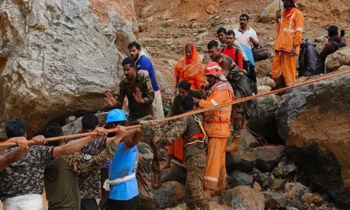 தோண்ட தோண்ட சடலங்கள்..! கேரள நிலச்சரிவில் சிக்கி இதுவரை 200 பேர் உயிரிழப்பு