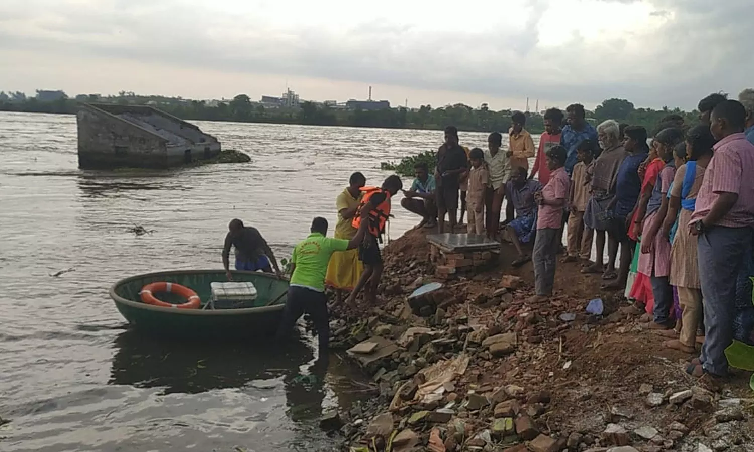 பள்ளிபாளையம் பகுதியில் காவிரி ஆற்றில் வெள்ளப்பெருக்கில் அடித்து செல்லப்பட்ட சதாசிவத்தை, வெப்படை தீயணைப்பு வீரர்கள், உள்ளூர் மீனவர்கள் உதவியுடன் பரிசல் மூலம் மீட்டனர். 