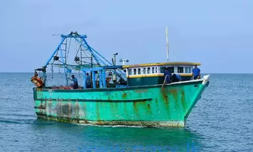 இலங்கை கடற்படை கப்பல் மோதி மீனவர் பலி- 3 பேரை தேடும் பணி தீவிரம்