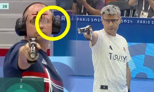 விசேஷ அக்சசரீஸ் எதுவும் இல்லை.. கூலாக வந்து சில்வர் தட்டி சென்ற 51 வயது வீரர் - வீடியோ வைரல்