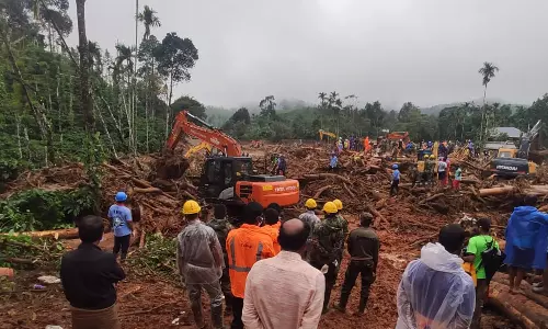 வயநாடு நிலச்சரிவு: 8,300பேர் நிவாரண முகாம்களில் தஞ்சம்