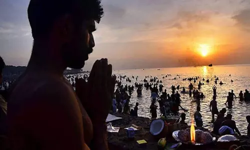 4 ஆகஸ்ட்2024 ஆடி அமாவாசை: புனித நீராடல், தானம், தர்ப்பணம் செய்வது அவசியம்