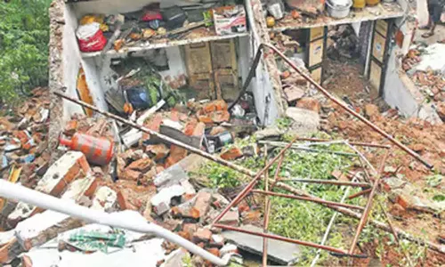 ஆந்திராவில் மழையால் வீடு இடிந்து 4 பேர் பலி