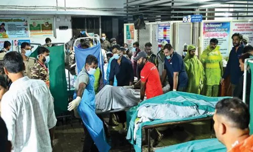 வயநாட்டில் அடையாளம் தெரியாத சிறுமி உடலுக்கு உரிமை கொண்டாடிய 4 குடும்பத்தினர்