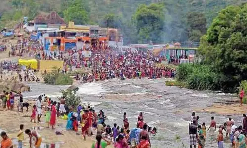 4-ந்தேதி ஆடி அமாவாசை: சொரிமுத்து அய்யனார் கோவிலில் குவிந்த பக்தர்கள்