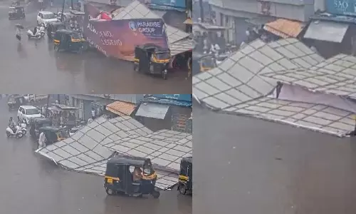 மழைக்கு ஒதுங்குனது ஒரு குத்தமா?.. சூறைக் காற்றில் விளம்பரப் பலகை சரிந்து விபத்து.. வீடியோ