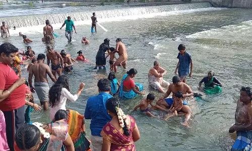 ஆடிப்பெருக்கு விழா கொண்டாட்டம்- மேட்டூர் காவிரி ஆற்றில் புனித நீராடிய பொதுமக்கள்