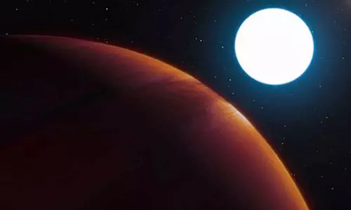 பூமியை விட்டு விலகி செல்லும் நிலவு