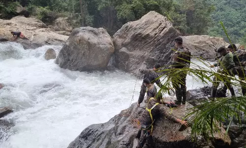 நிலச்சரிவில் அடித்துச் செல்லப்பட்டு நீர்வீழ்ச்சியில் சிக்கிய 3 பேர்- மீட்பு பணி தீவிரம்