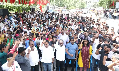 சட்டம்-ஒழுங்கு பிரச்சனையை கண்டித்து சென்னையில் சீமான் ஆர்ப்பாட்டம்