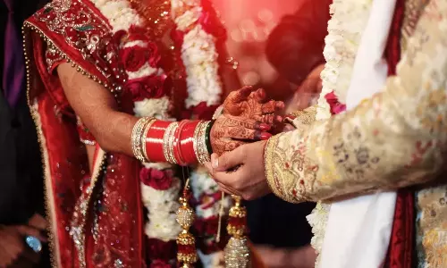 மனைவியைப் பார்க்க இரவுகளில் வந்த பால்ய காதலன்.. முன் நின்று திருமணம் செய்து வைத்த கணவன்