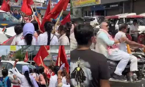 வரட்டா டுர்ர்ர்.. மனு கொடுக்க காரை சுற்றி வளைத்ததால் பைக்கில் ஏறி தப்பிய  மத்திய அமைச்சர் - வீடியோ