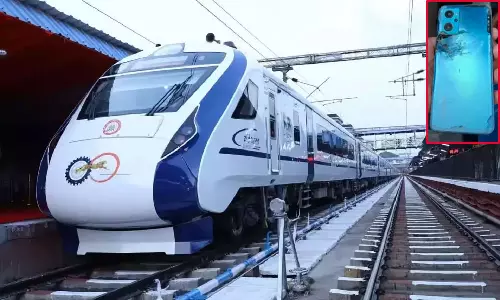 வந்தே பாரத் ரெயிலில் செல்போன் வெடிப்பு- பயணிகள் கூச்சல்