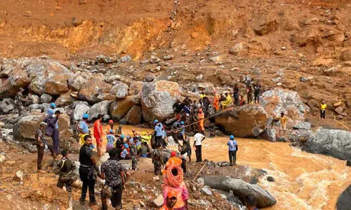 நிலச்சரிவால் பாதிக்கப்பட்ட சொந்த கிராமத்தில் மீட்பு பணியில் ஈடுபட்ட ராணுவ வீரர்கள்