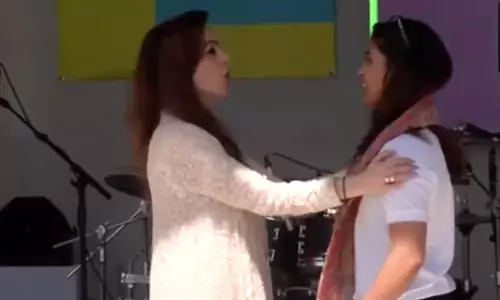 இரட்டை பதக்கம் வென்ற மனு பாக்கரை கவுரவித்த நீடா அம்பானி