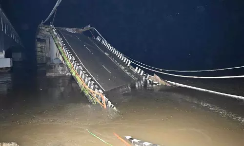 ஆற்றில் இடிந்து விழுந்த பாலம்