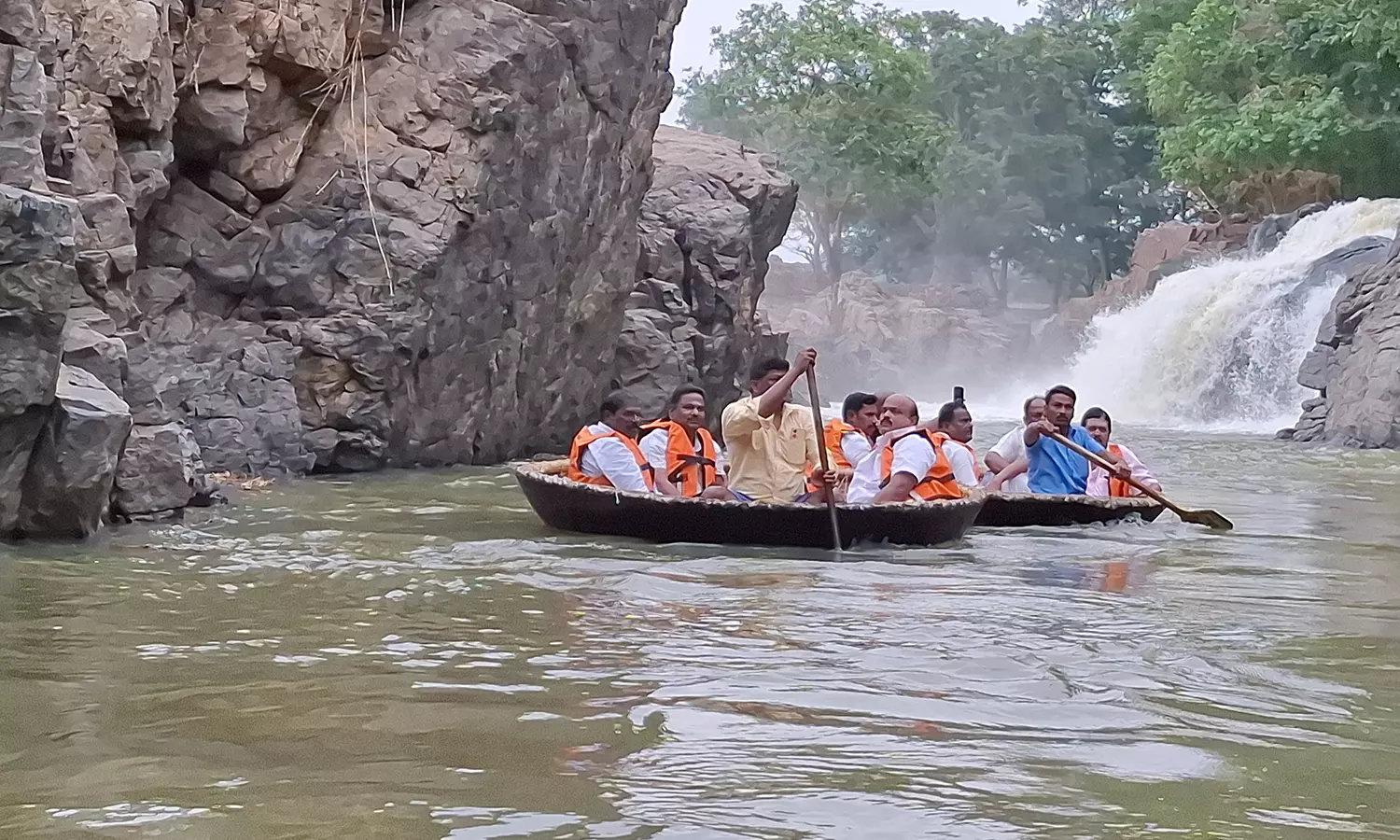 நீர்வரத்து குறைந்ததால் ஒகேனக்கல்லில் பரிசல் இயக்க அனுமதி நீர்வரத்து குறைந்ததால் ஒகேனக்கல்லில் பரிசல் இயக்க அனுமதி