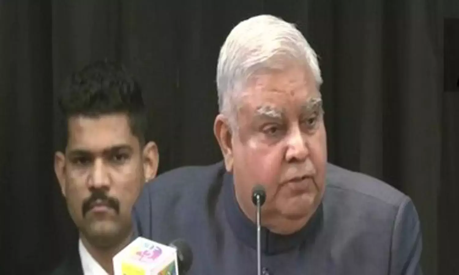 மாநிலங்களவையில் இருந்து அவைத்தலைவர் வெளிநடப்பு: என்ன காரணம்?