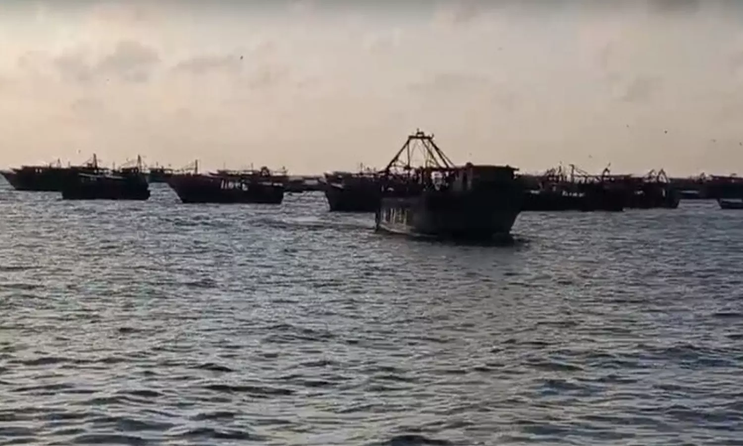 தொடரும் அட்டூழியம்- தமிழக மீனவர்கள் 23 பேர் சிறைபிடிப்பு