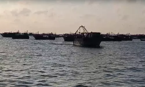 தொடரும் அட்டூழியம்- தமிழக மீனவர்கள் 23 பேர் சிறைபிடிப்பு