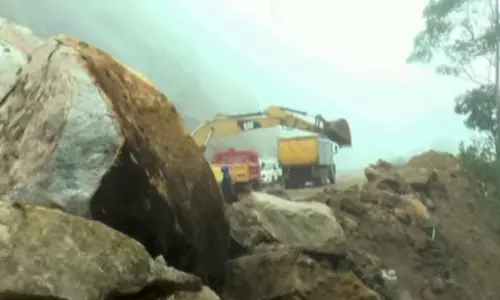 கேரளாவில் மீண்டும் நிலச்சரிவு - வாகனங்கள் செல்லாததால் அசம்பாவிதம் தவிர்ப்பு