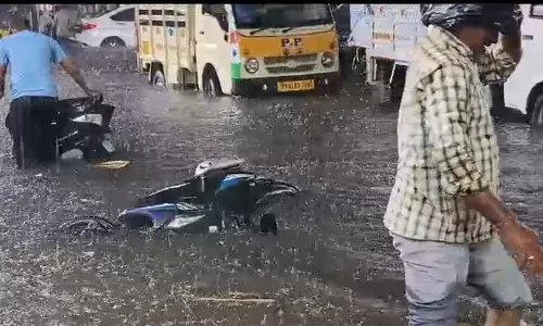 புதுவையில் கொட்டிய மழை: வெள்ளக்காடான வீதிகள்