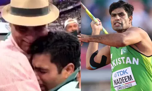 பாகிஸ்தான் கொடியுடன் கதறி அழுத அர்ஷத் நதீம்- வைரலாகும் நெகிழ்ச்சி வீடியோ