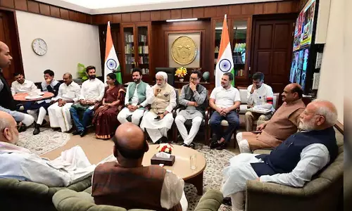 அவையில் எலியும் பூனையும்... தேனீர் விருந்தில் வணக்கம் சொல்லி, புன்னகைத்த பிரதமர் மோடி- ராகுல் காந்தி