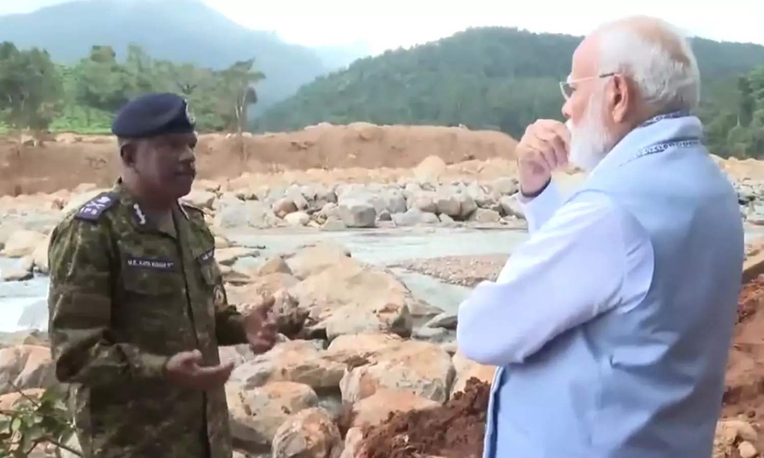 ராணுவ அதிகாரிகள் நிலச்சரிவின் கோரம் குறித்து... ... லைவ் அப்டேட்ஸ்- வயநாட்டு முகாமில் உள்ளவர்களுக்கு பிரதமர் மோடி ஆறுதல் ராணுவ அதிகாரிகள் நிலச்சரிவின் கோரம் குறித்து... ... லைவ் அப்டேட்ஸ்- வயநாட்டு முகாமில் உள்ளவர்களுக்கு பிரதமர் மோடி ஆறுதல்