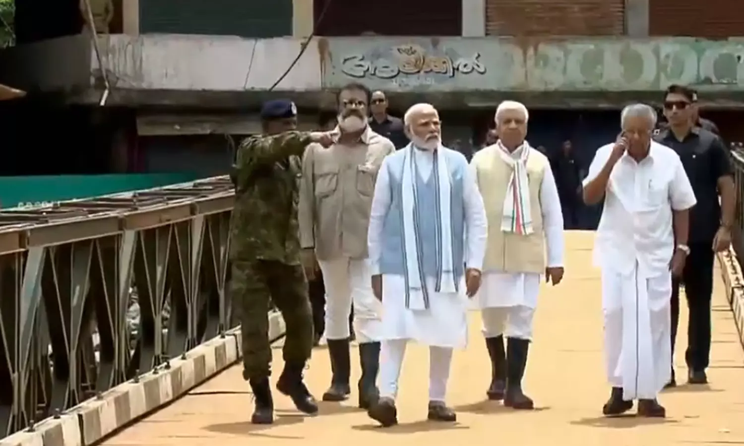 நிலச்சரிவால் பாதிக்கப்பட்ட முண்டகை கிராமத்தில்... ... லைவ் அப்டேட்ஸ்- வயநாட்டு முகாமில் உள்ளவர்களுக்கு பிரதமர் மோடி ஆறுதல் நிலச்சரிவால் பாதிக்கப்பட்ட முண்டகை கிராமத்தில்... ... லைவ் அப்டேட்ஸ்- வயநாட்டு முகாமில் உள்ளவர்களுக்கு பிரதமர் மோடி ஆறுதல்