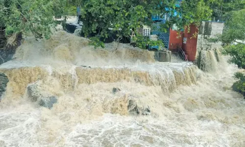 நீர்வரத்து இருமடங்கு அதிகரிப்பு- ஒகேனக்கல் காவிரி ஆற்றில் வெள்ளப்பெருக்கு