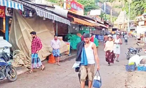 வியாபாரிகள் கடையடைப்பு போராட்டம்