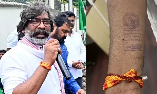 ஜனநாயகம் எதிர்கொண்டுள்ள சவால்களின் குறியீடு இது.. கையில் கைதி முத்திரையுடன் ஹேமந்த் சோரன் விளாசல்