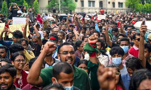 வங்கதேசத்தில் மீண்டும் பதற்றம்- நீதிபதிகள் பதவி விலகக்கோரி மாணவர்கள் போராட்டம்